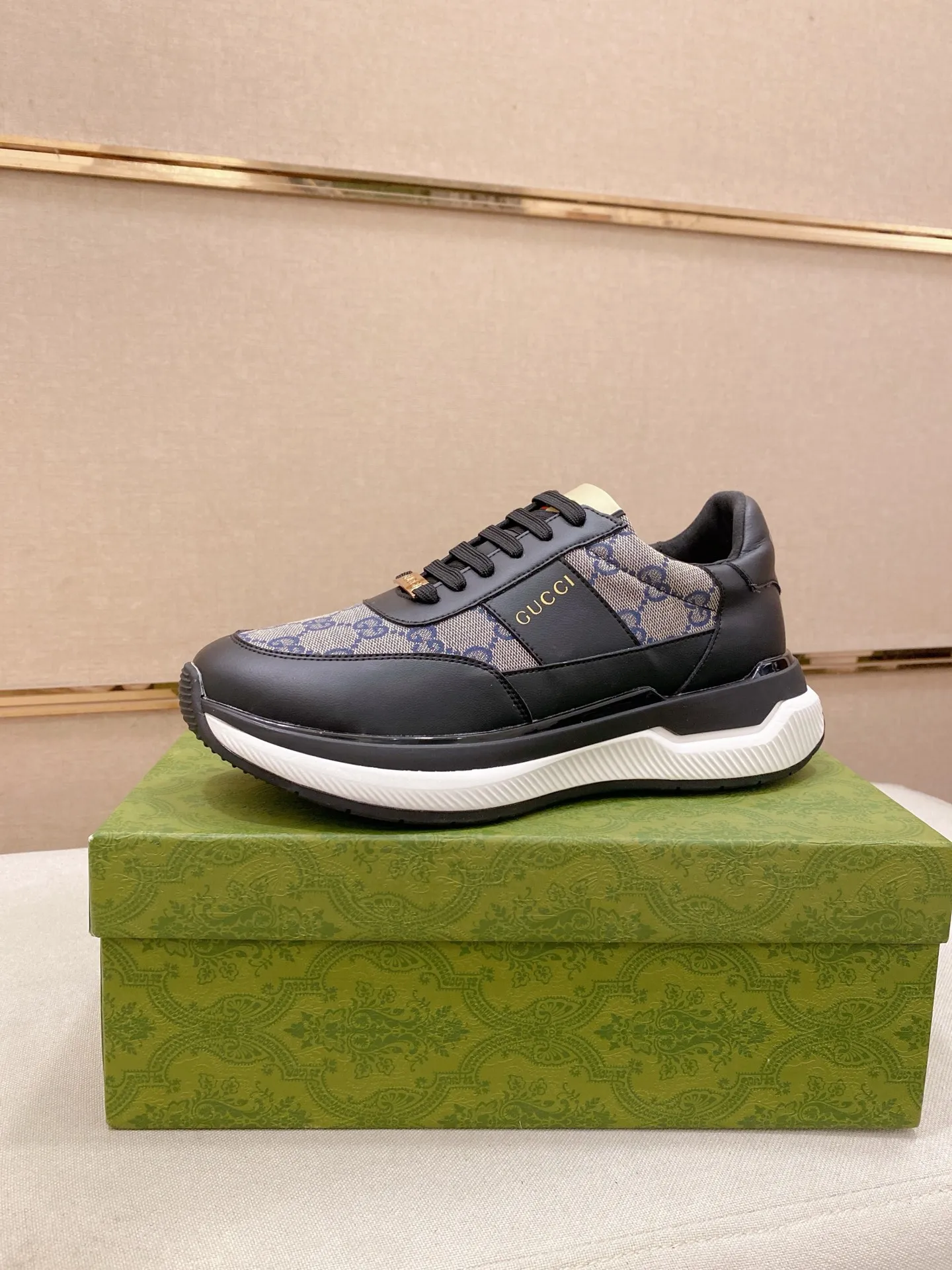 Men's shoes 💰 462💰The new GUCCI (Gucci) counters are launched simultaneously. The new men's shoes, 😘fabrics are selected from imported cowhide, and the lining is sheepskin lining. 👍🏿 High-end ☄️ air-cushion molded anti-slip rubber outsole, exquisite lines, simple and elegant, comfortable and high-end for leisure travel. Code number: 38 to 44 (45 can be customized and cannot be returned or exchanged)